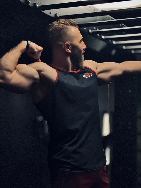Firas biceps pose
